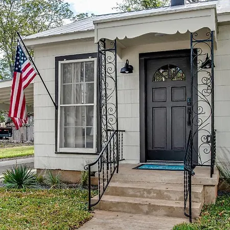 Southern Charm - Near Main With Hot Tub
